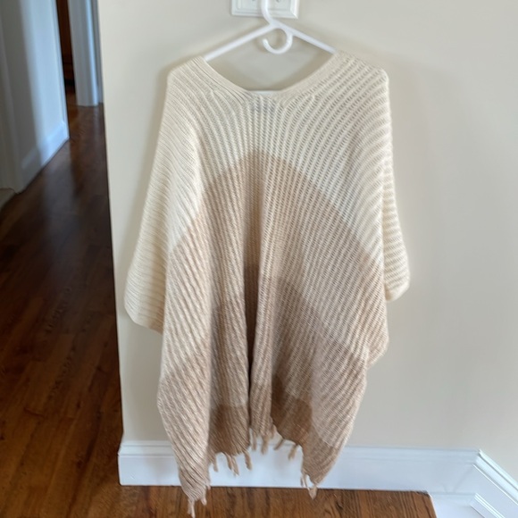 American Eagle Shawl in acrylic blend one size fits all/with arm holes - Picture 3 of 4